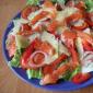 Салат с красной рыбой и помидорами рецепт