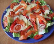 Салат с красной рыбой и помидорами рецепт